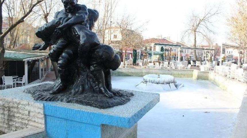 Edirne&rsquo;de S&uuml;s Havuzları Buz Tuttu
