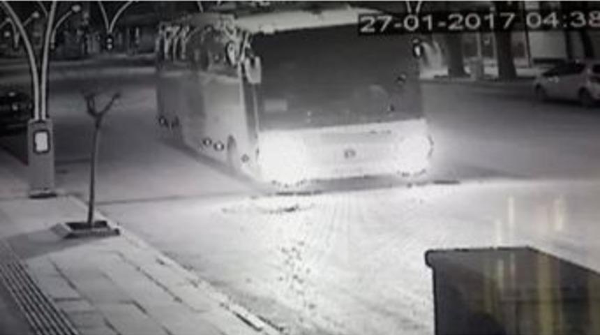 Freni Boşalan Yolcu Otob&uuml;s&uuml; Kameralara Yansıdı