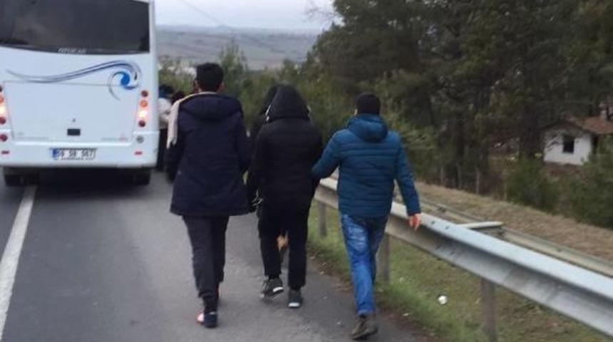 Polisi G&ouml;r&uuml;nce Suriyeli Ka&ccedil;akları Bırakıp Ka&ccedil;tı