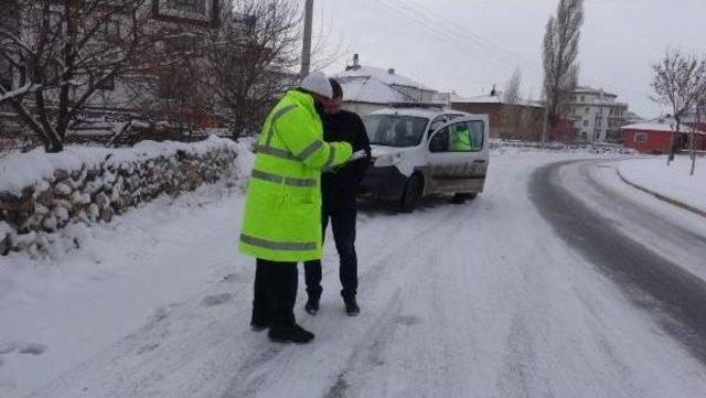 Kaza Yerinde Rapor Tutan Polise, Otomobil Çarptı