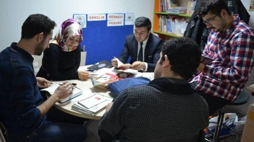 Gen&ccedil;lik Merkezi G&ouml;n&uuml;ll&uuml;leri &ldquo;duvar&rdquo; Gazeteciliği Yapacak