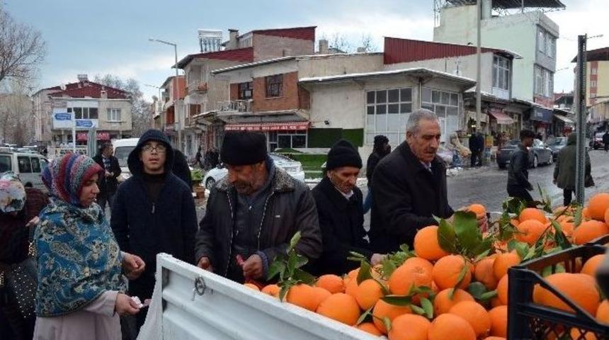 Mandalina Ve Portakal Satışı Esnafın Y&uuml;z&uuml;n&uuml; G&uuml;ld&uuml;rd&uuml;