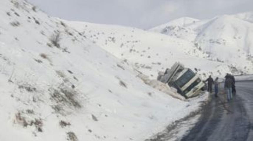 Saman Y&uuml;kl&uuml; Kamyon Yan Yattı