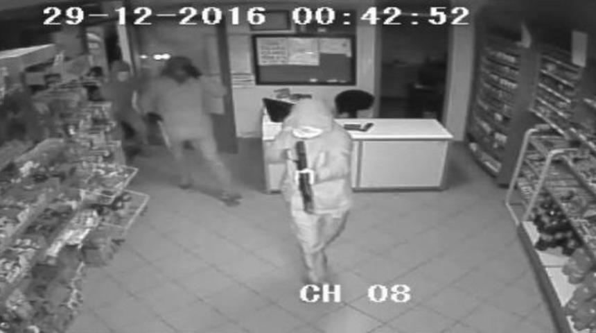 Petrol Istasyonu Soyguncuları G&uuml;venlik Kamerasında