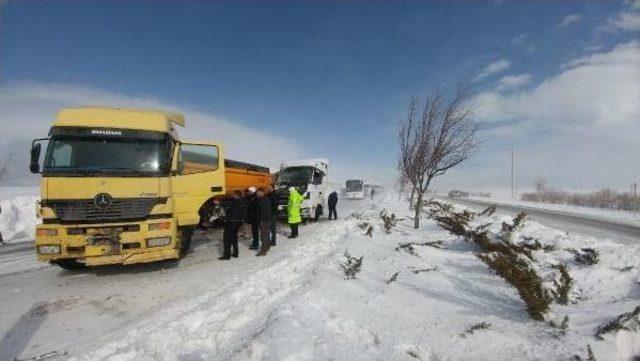 Konya'da Tipi Ve Buzlanma Kazalara Yol Açtı: 30 Yaralı