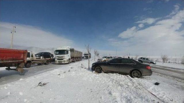 Konya'da Tipi Ve Buzlanma Kazalara Yol Açtı: 30 Yaralı