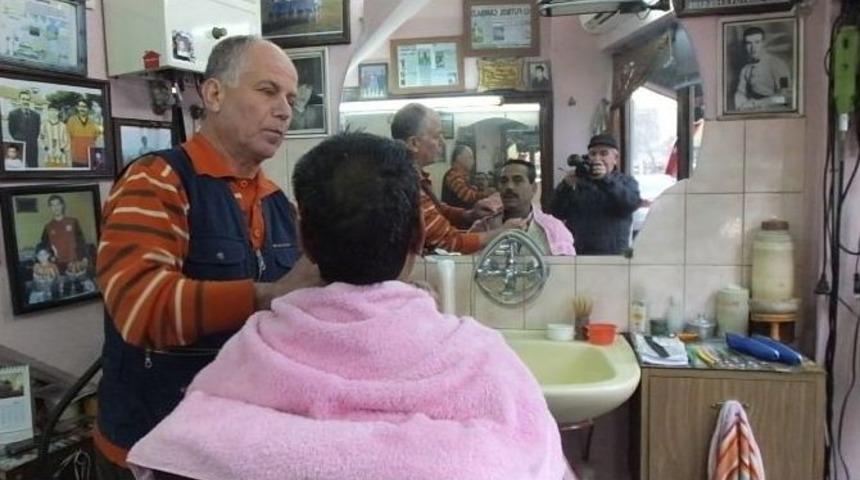 Burhaniyeli Berber 140 Yıllık Mekanda 4. Kuşak Olarak Mesleğini S&uuml;rd&uuml;r&uuml;yor