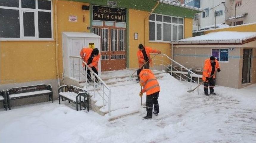 Cuma Namazı &Ouml;ncesinde Camilerde Kar Temizliği