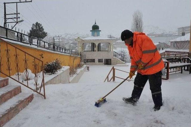 Cuma Namazı Öncesinde Camilerde Kar Temizliği