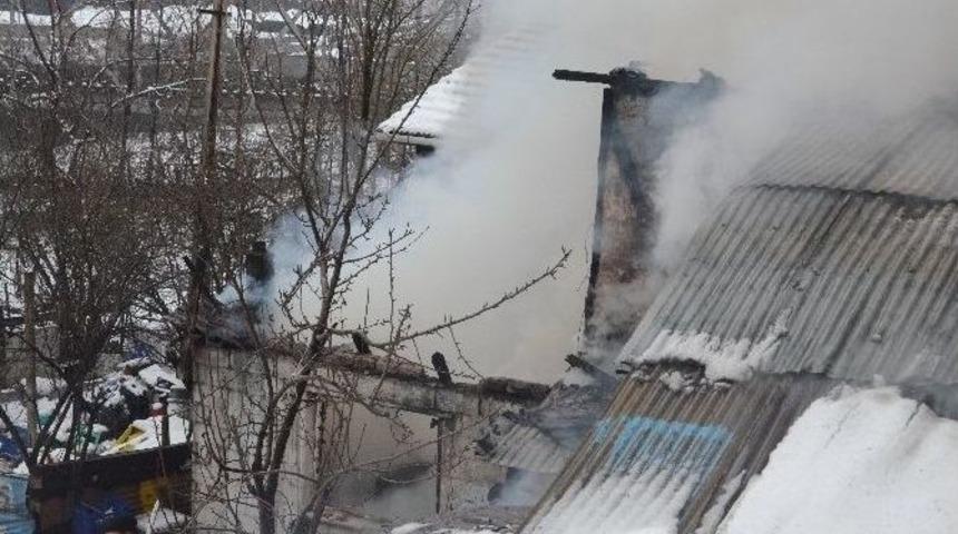 Evinin Yanışını &Ccedil;aresizce İzledi