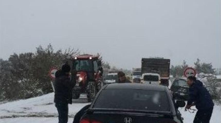 S&ouml;ğ&uuml;t-bilecik Yolunda Buzlanma Nedeniyle Ara&ccedil;lar Mahsur Kaldı