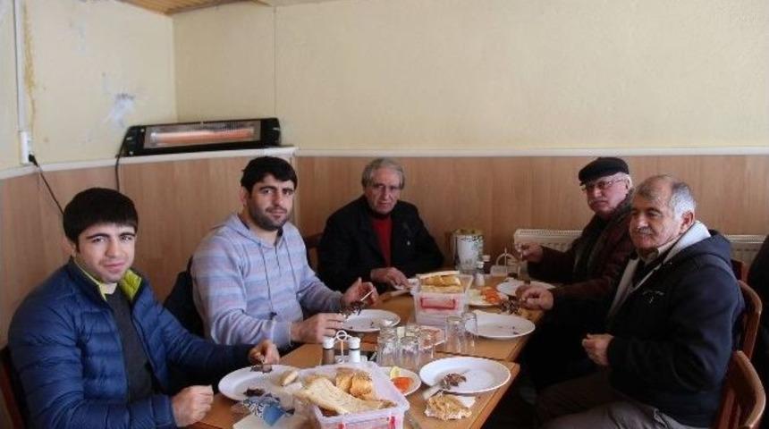 Şampiyon Olabilmek İ&ccedil;in Her G&uuml;n Cağ Kebap Yiyor