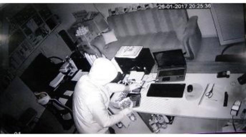 İş Yerinde Hırsızlık Anı G&uuml;venlik Kamerasına Yansıdı