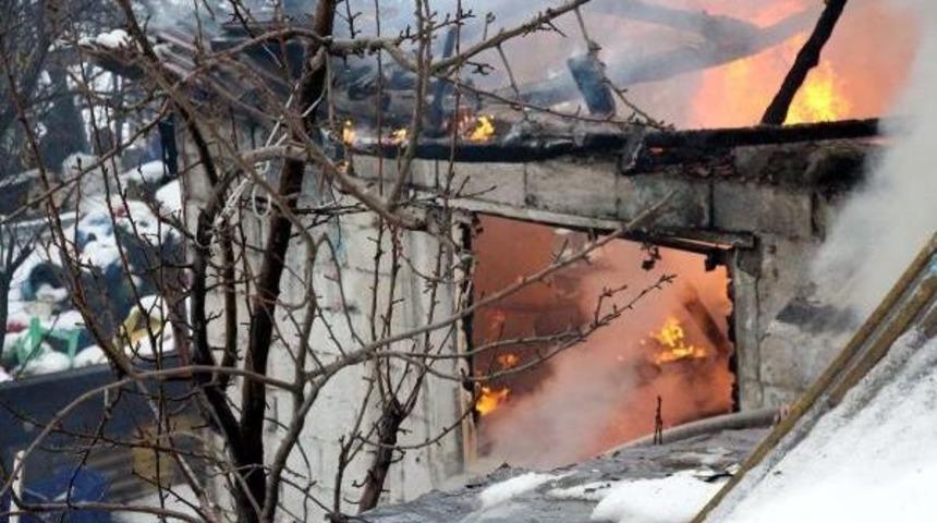 Evinde &Ccedil;ıkan Yangını Kar Atarak S&ouml;nd&uuml;rmeye &Ccedil;alıştı