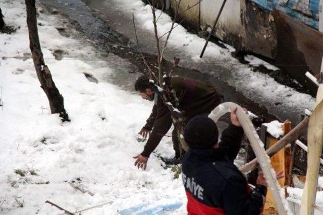 Evinde Çıkan Yangını Kar Atarak Söndürmeye Çalıştı