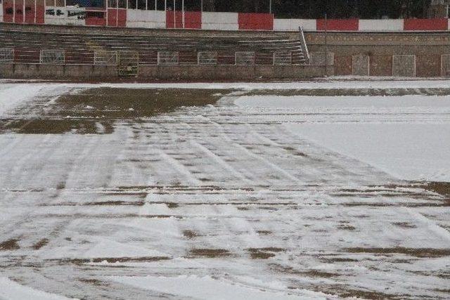 1 Kişinin Koca Stadı Temizlemesi ‘samanlıkta İğne Aramak’ Deyimini Akıllara Getirdi