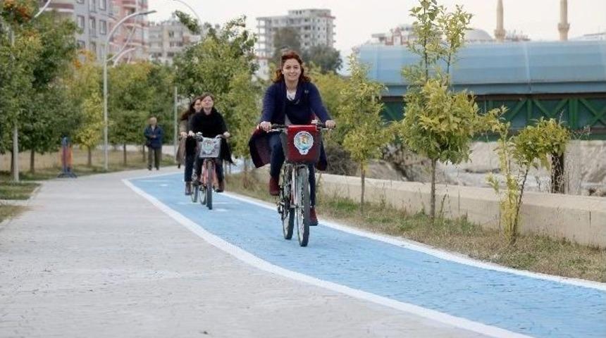 Mezitli&rsquo;de Belediye Personelinin Bisikletli Mesaisi