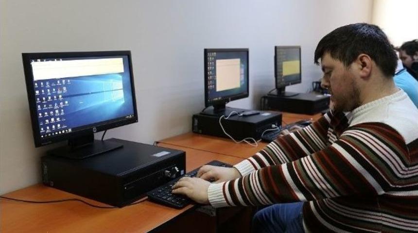 G&ouml;rme Engelliler Ko-mek İle D&uuml;nyaya A&ccedil;ılıyor