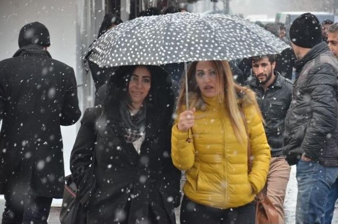 Y&uuml;ksekova&rsquo;da Kar Yağışı