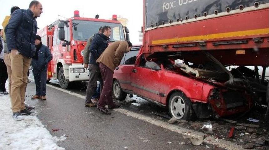 Kazaya Bakarken Tırın Altına Girdi