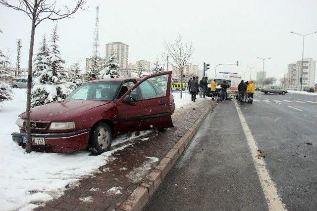 Kazaya Bakarken Tırın Altına Girdi