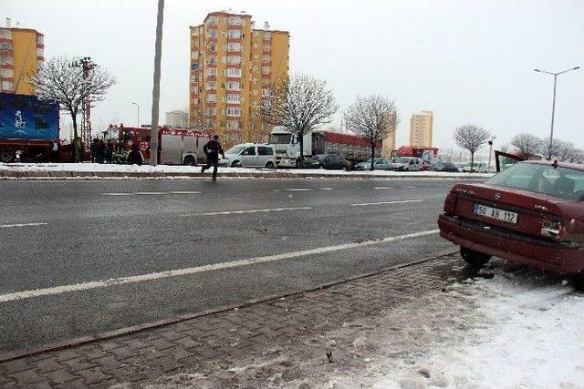 Kazaya Bakarken Tırın Altına Girdi