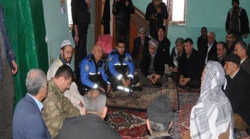 Hakkari Emniyet M&uuml;d&uuml;r&uuml;'nden K&ouml;yl&uuml;lere: Cep Telefonumu Veriyorum, Gece 3 De Olsa Arayın