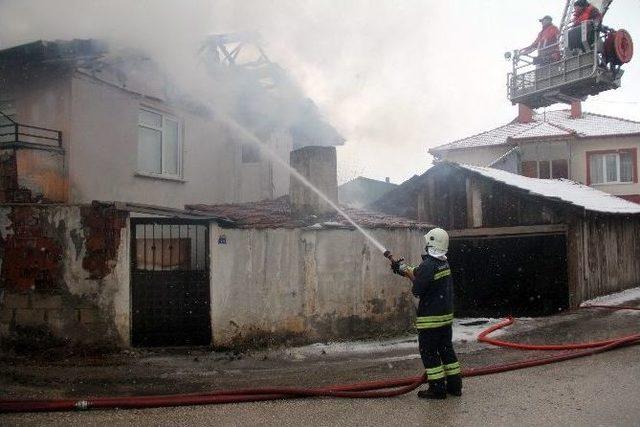 Yanan Evini Çaresiz Gözlerle İzledi