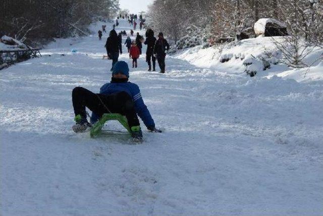 İzmit'te Çocuklar Ve Büyüklerin Kar Eğlencesi