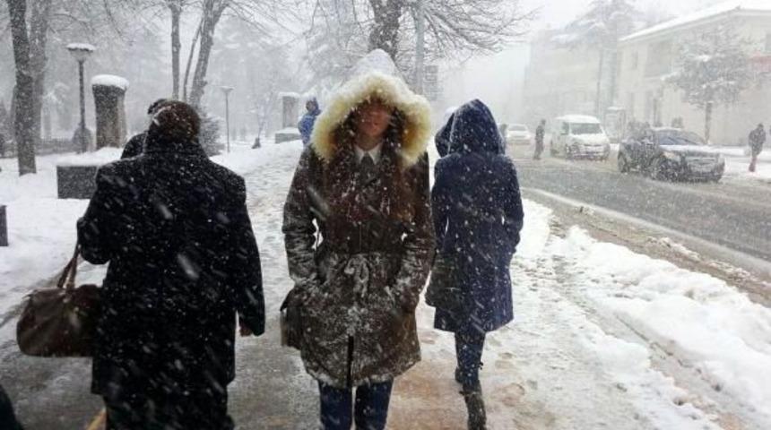 D&uuml;zce'de Kar Yağışı