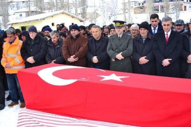 Kazada Ölen Sözleşmeli Er Ile Anne Ve Babası Toprağa Verildi