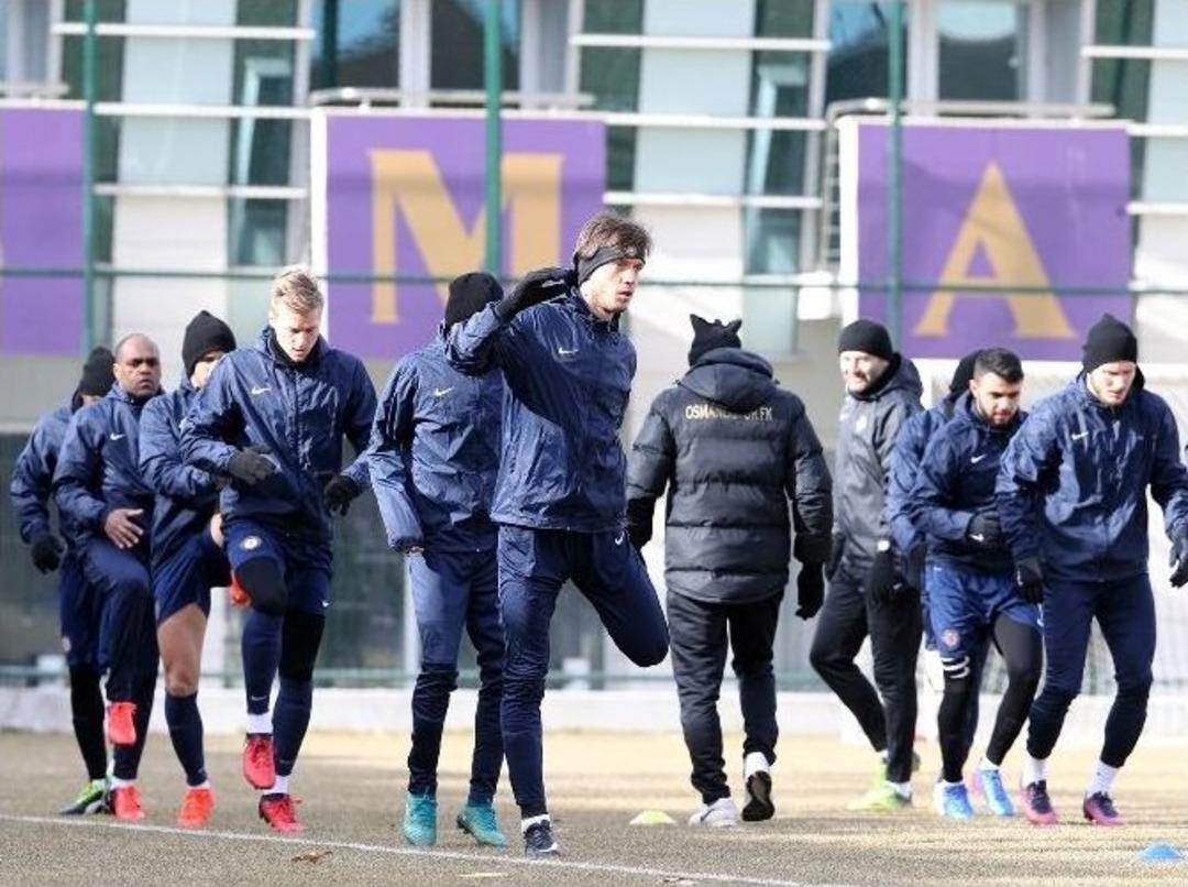 Osmanlıspor&rsquo;un Yeni Transferi İlk Antrenmana &Ccedil;ıktı