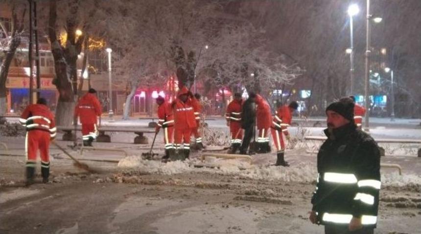 Battalgazi Belediyesi Karla M&uuml;cadele &Ccedil;alışmalarını S&uuml;rd&uuml;r&uuml;yor