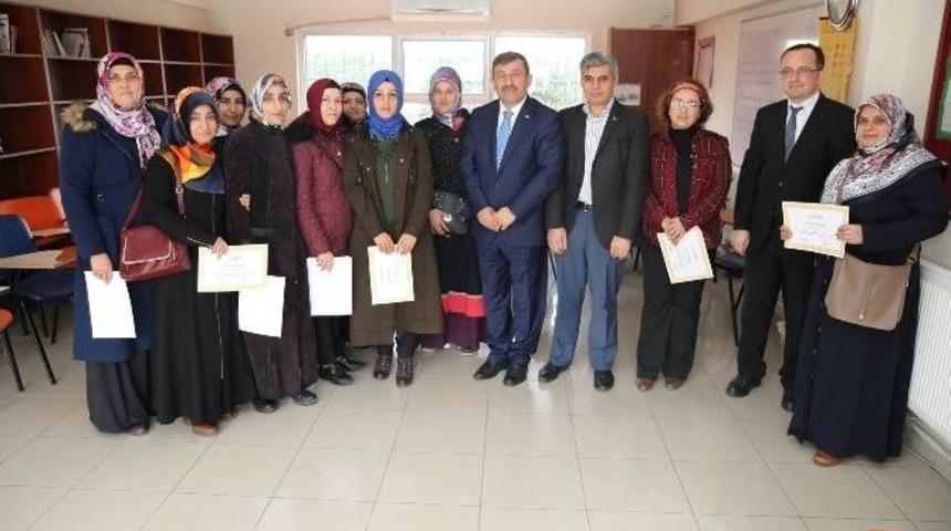 Başkan Karabacak, Anne Ve Babaları Sertifikalandırdı
