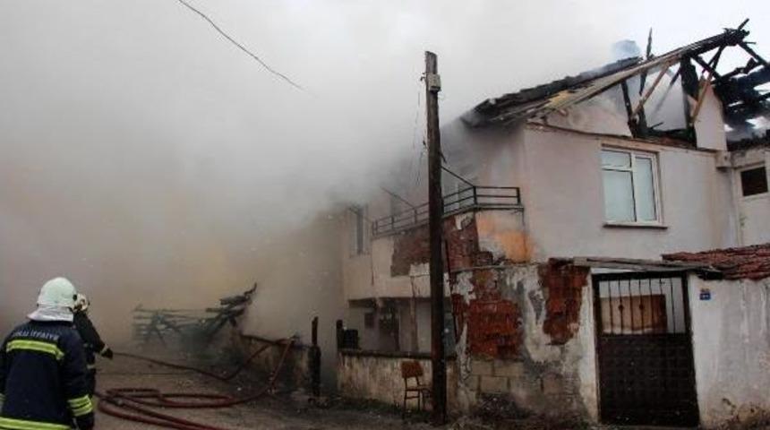Odunlukta Başlayan Yangın Evi Yaktı