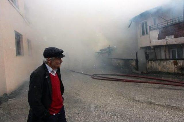 Odunlukta Başlayan Yangın Evi Yaktı