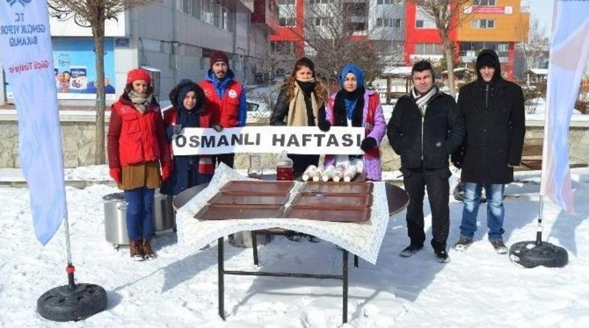 Gen&ccedil;ler Vatandaşlara Osmanlı Şerbeti İkram Etti