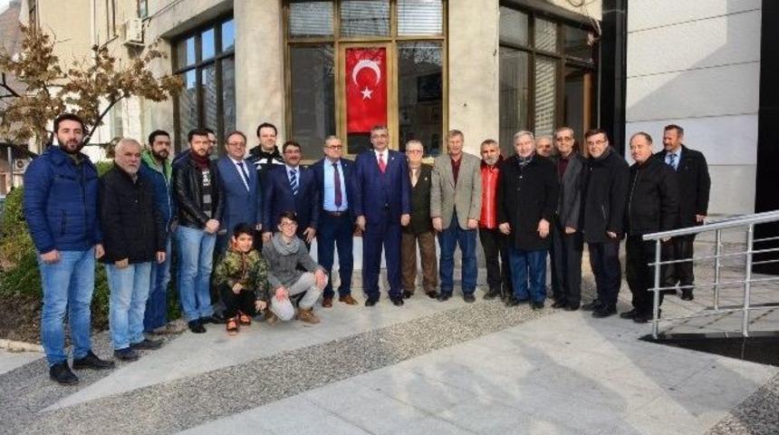 Ak Partili G&uuml;ven&ccedil;&rsquo;ten Manisa Gazeteciler Cemiyeti&rsquo;ne Ziyaret