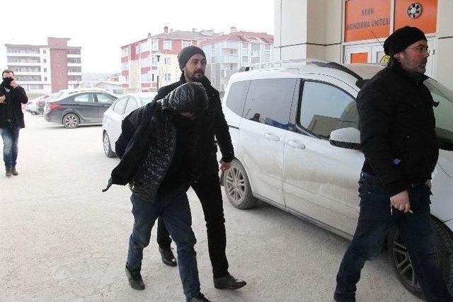 Polisi Görünce Bonzaiyi Kömür Sobasında Yakmaya Çalışırken Yakalandı