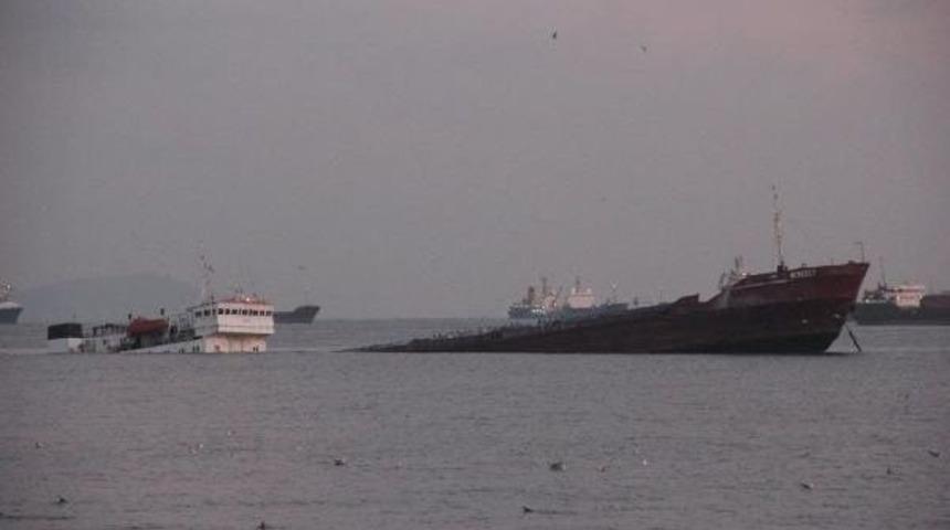 Zeytinburnu A&ccedil;ıklarında Demirleyen Kuruy&uuml;k Gemisi Batmaya Başladı
