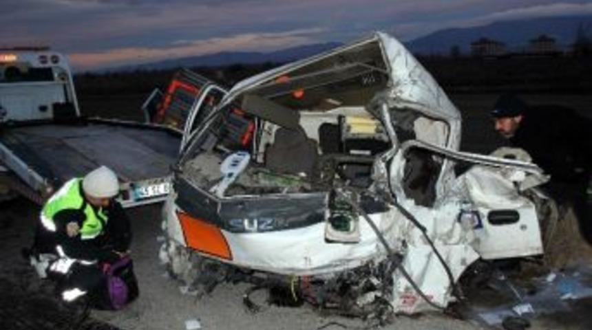 Kazada Ağır Yaralanan S&uuml;r&uuml;c&uuml; Hayata Tutunamadı