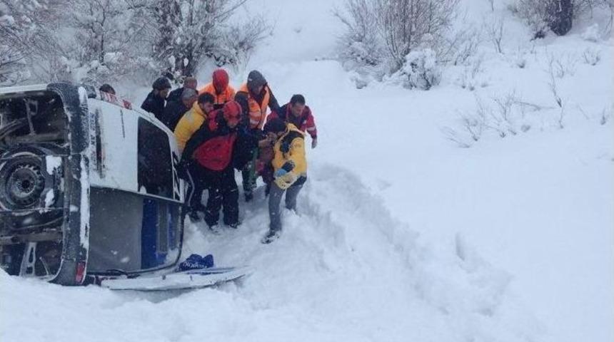 Tunceli-elazığ Yolunda Minib&uuml;s Devrildi:10 Yaralı