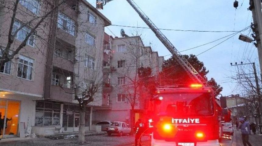 5 Katlı Binanın &Ccedil;atısında &Ccedil;ıkan Yangın Korkuttu
