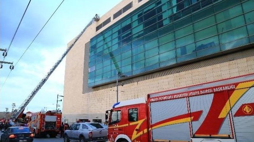 Ankara&rsquo;da Avm &Ccedil;atısında Yangın