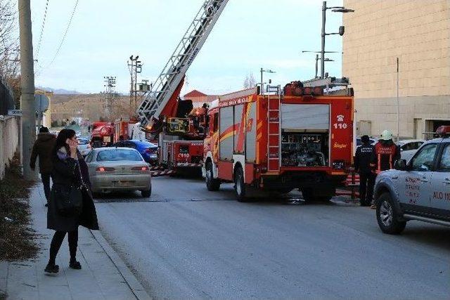 Ankara’da Avm Çatısında Yangın