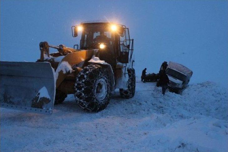 Gebe Hayvan Yüklü Kamyonet Şarampole Düştü G5