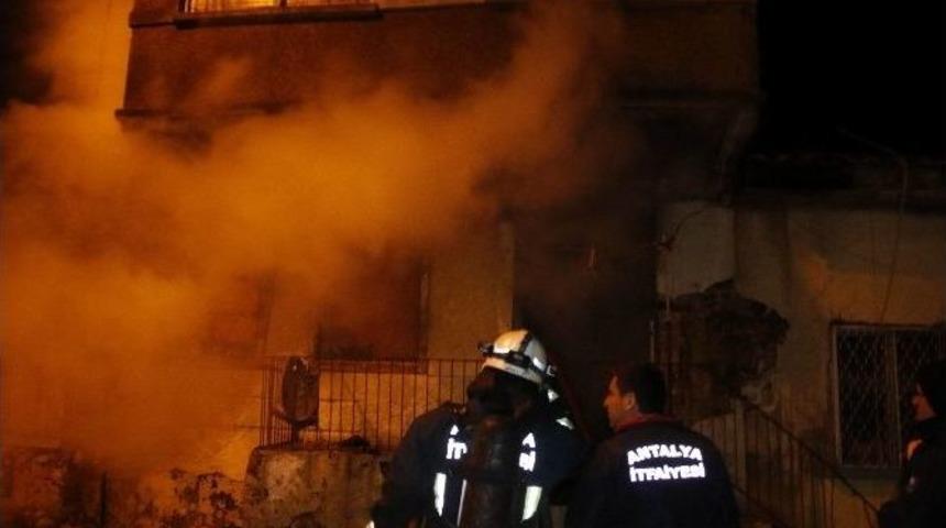 Antalya&rsquo;da &Ccedil;ıkan Yangın 2 Katlı Evi K&uuml;l Etti