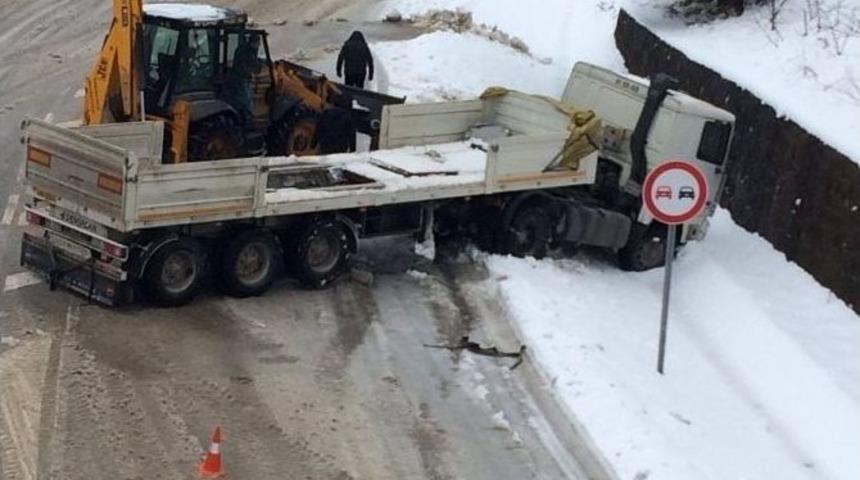 Yoğun Kar Ve Buzlanma Tır&rsquo;ı Yol Kapattırdı