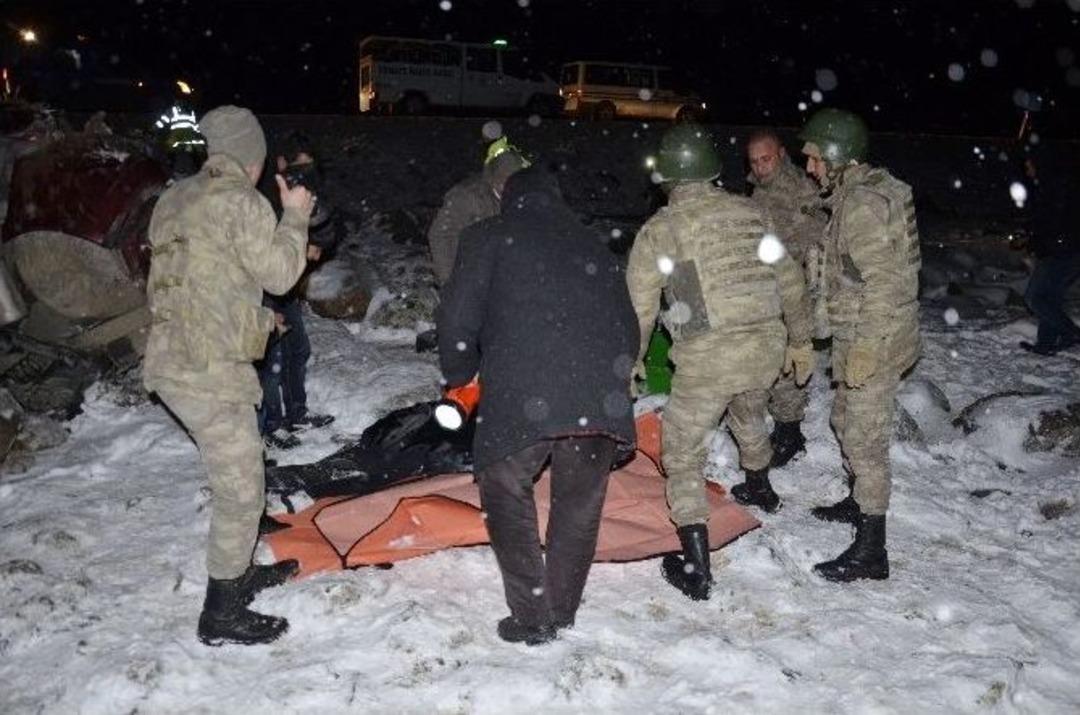 D&uuml;ğ&uuml;n Yolunda Feci Kaza: 4 &Ouml;l&uuml;, 1 Yaralı