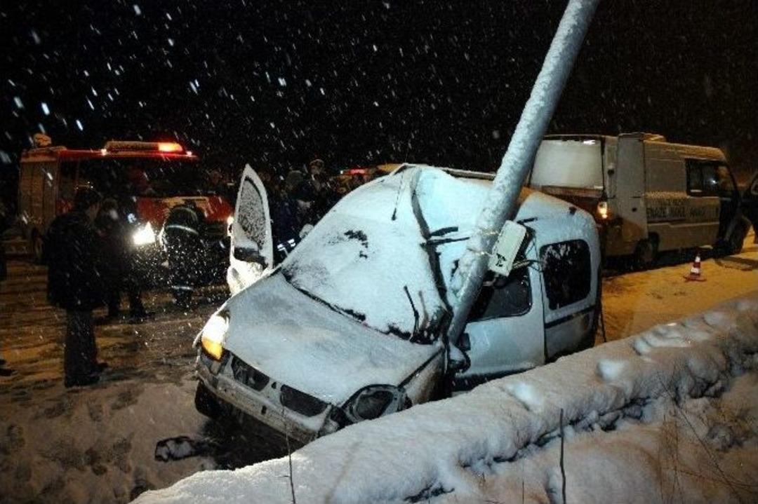 Karab&uuml;k&rsquo;te Trafik Kazası: 2 &Ouml;l&uuml;, 1 Yaralı